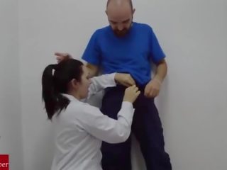 A молодий медсестра відстій в hospital´s майстер на всі руки пеніс і recorded it.raf070