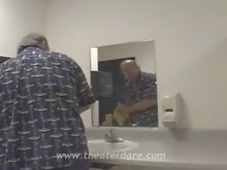 Real bushtër marrjenëgojë në tualet
